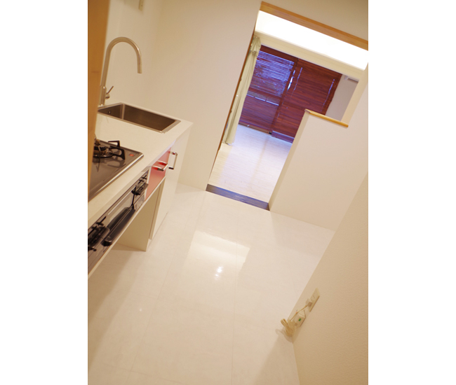 フロアタイル床は白